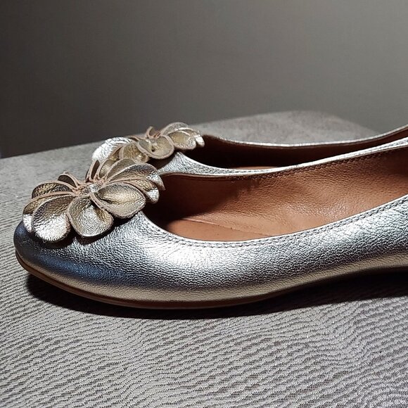 Sofft Gold Metallic Flower Shoe with Low heel Size 7N - Picture 3 of 11